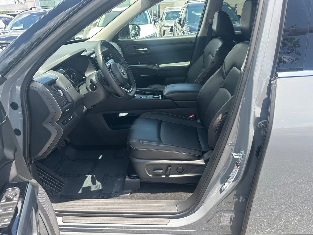 Used 2024 Gray Nissan SL image 9