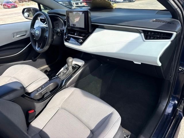 Used 2025  Toyota SE image 15