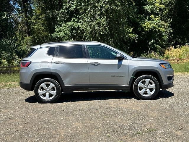 Used 2018 Billet Silver Metallic Clearcoat Jeep Latitude image 8