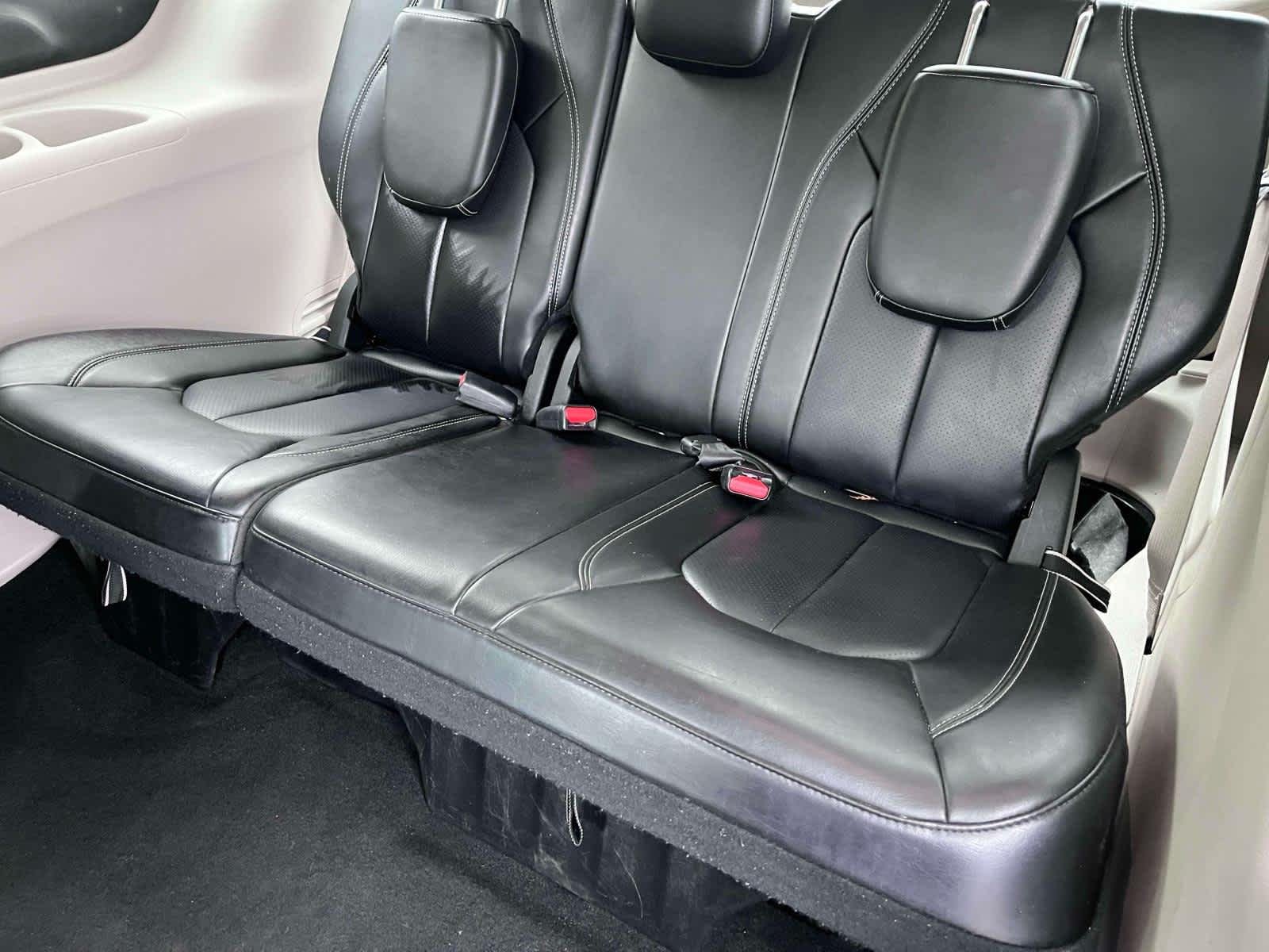 Used 2023 Blk/black Chrysler Touring L image 17