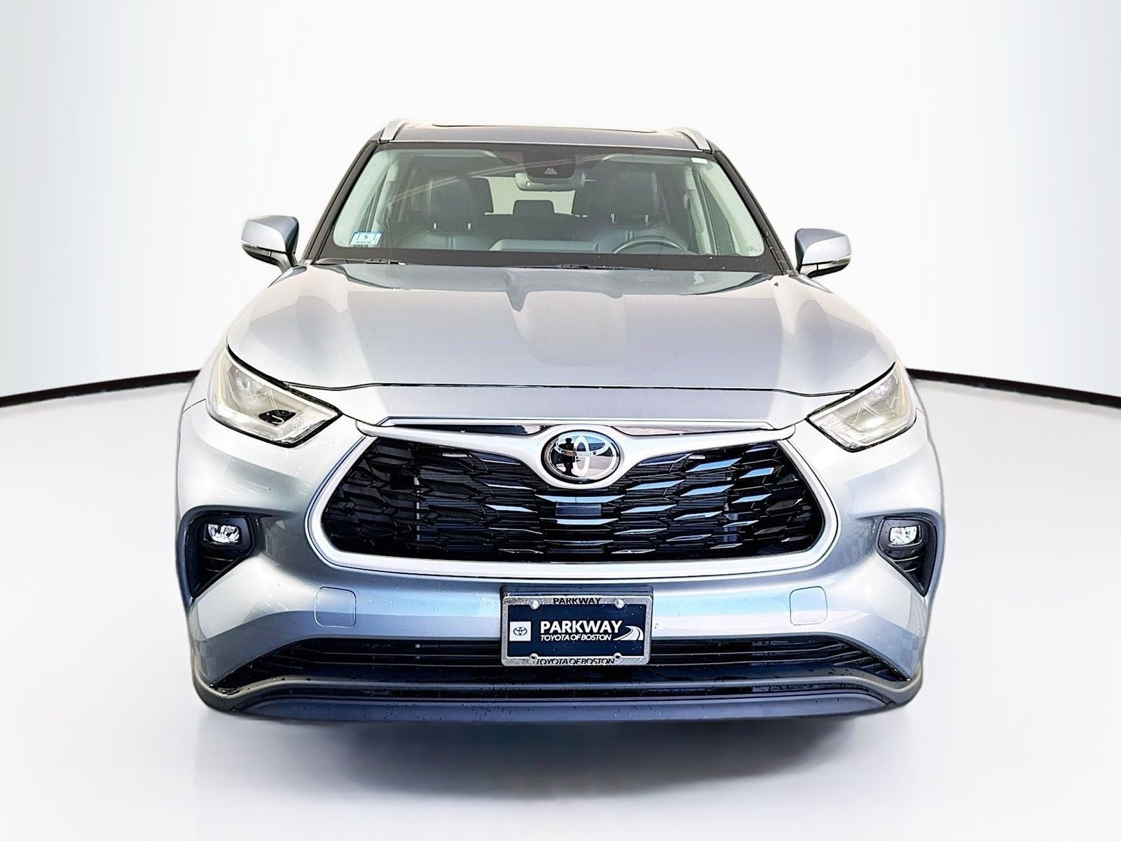 Used 2023  Toyota XLE image 2