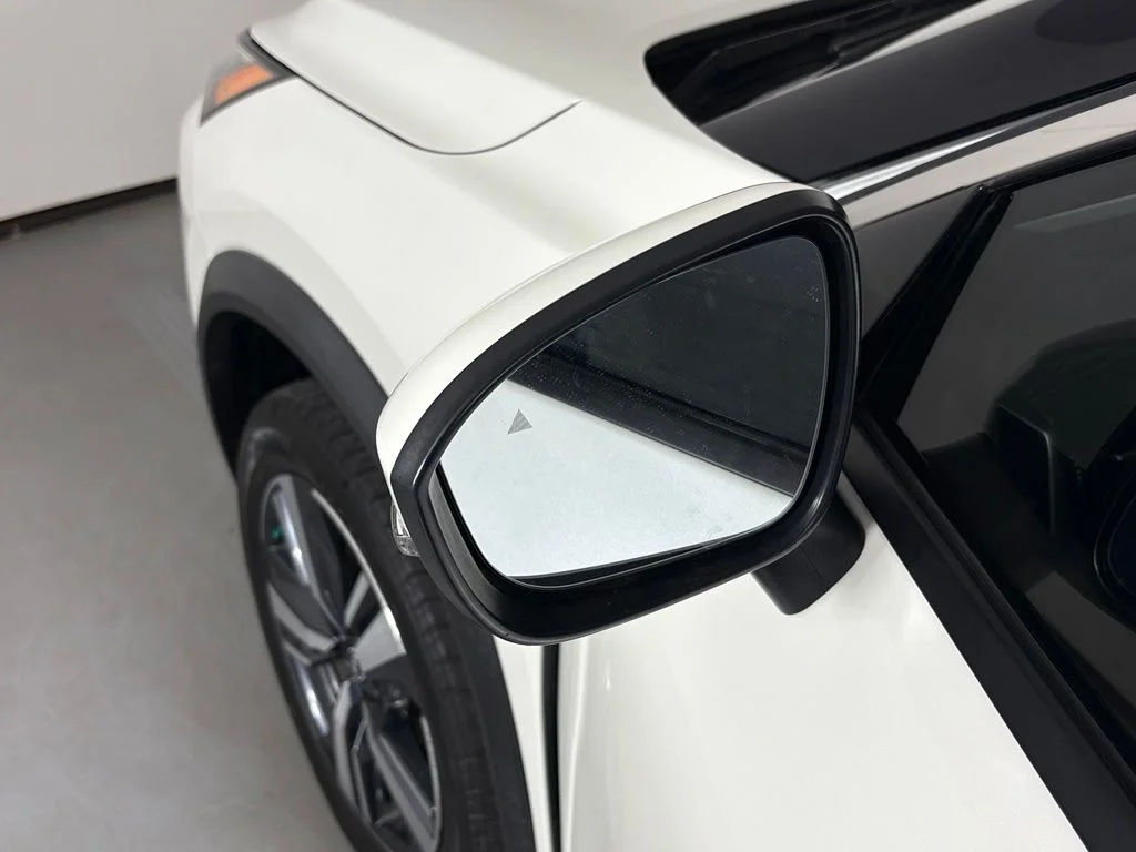 Used 2022 White Nissan SL image 12