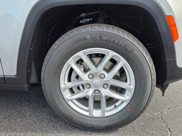 New 2026 Silver Zynith Jeep Laredo X image 10