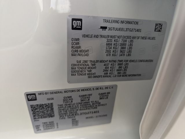 Used 2026 Summit White GMC AT4 image 28