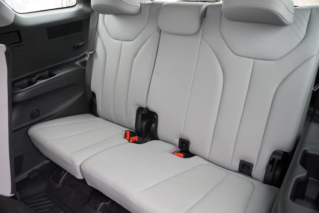 Used 2025 White Hyundai SEL Premium image 18