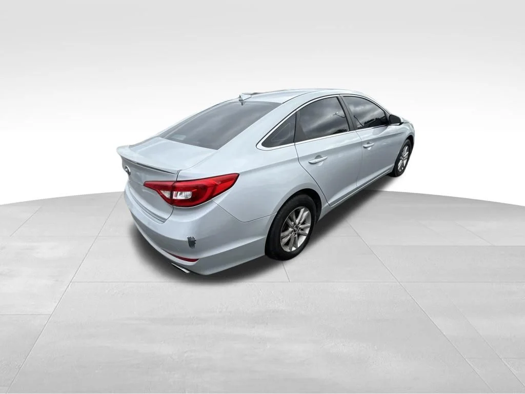 Used 2016 Silver Hyundai SE image 26
