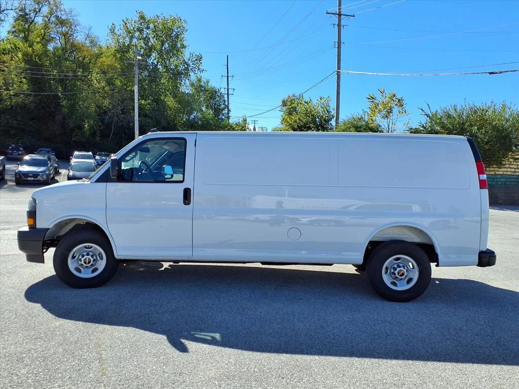 New 2025 Summit White GMC Work Van image 25