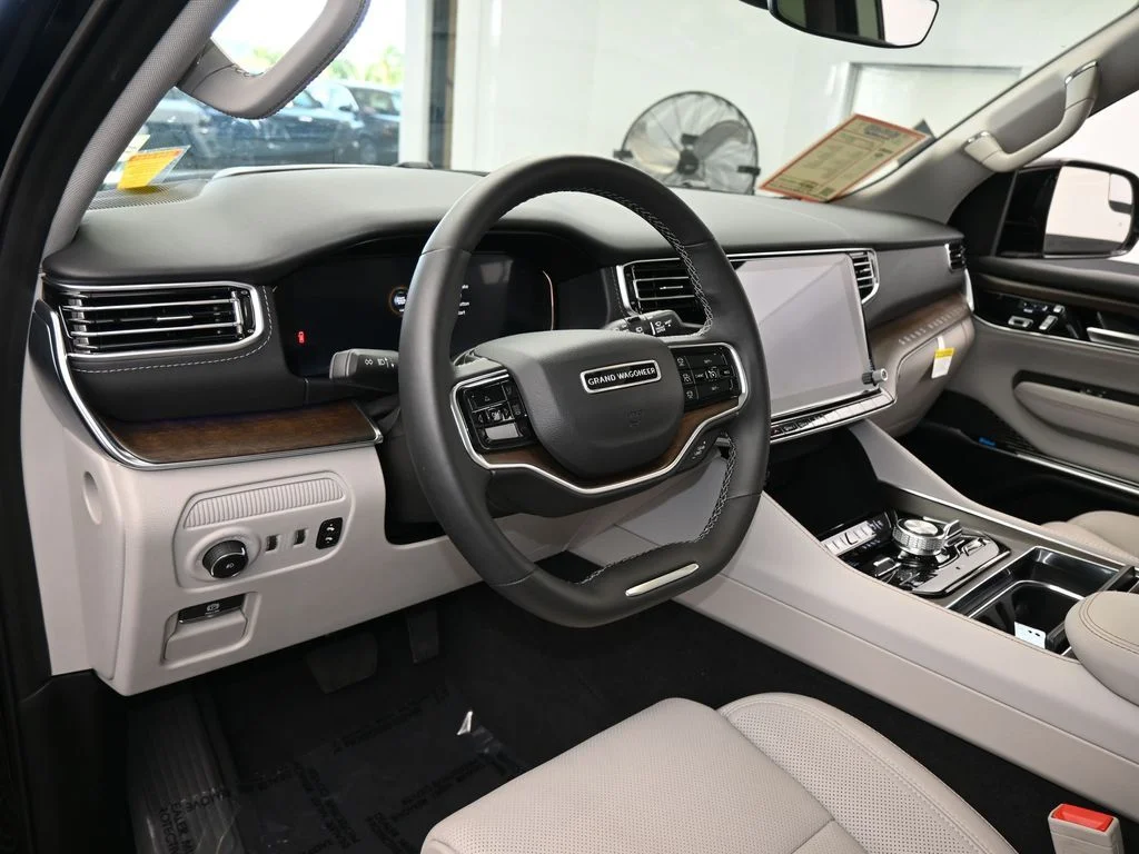 Used 2024 Diamond Black Crystal Pearlcoat Jeep Base image 10