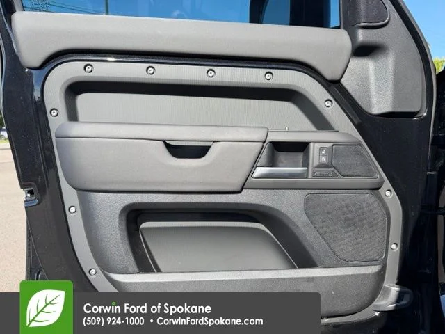 Used 2025  Land Rover X-Dynamic SE image 21