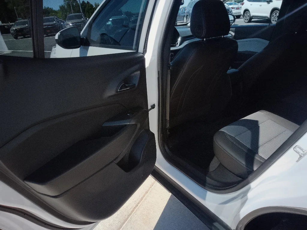 Used 2025 Summit White Chevrolet LT image 9