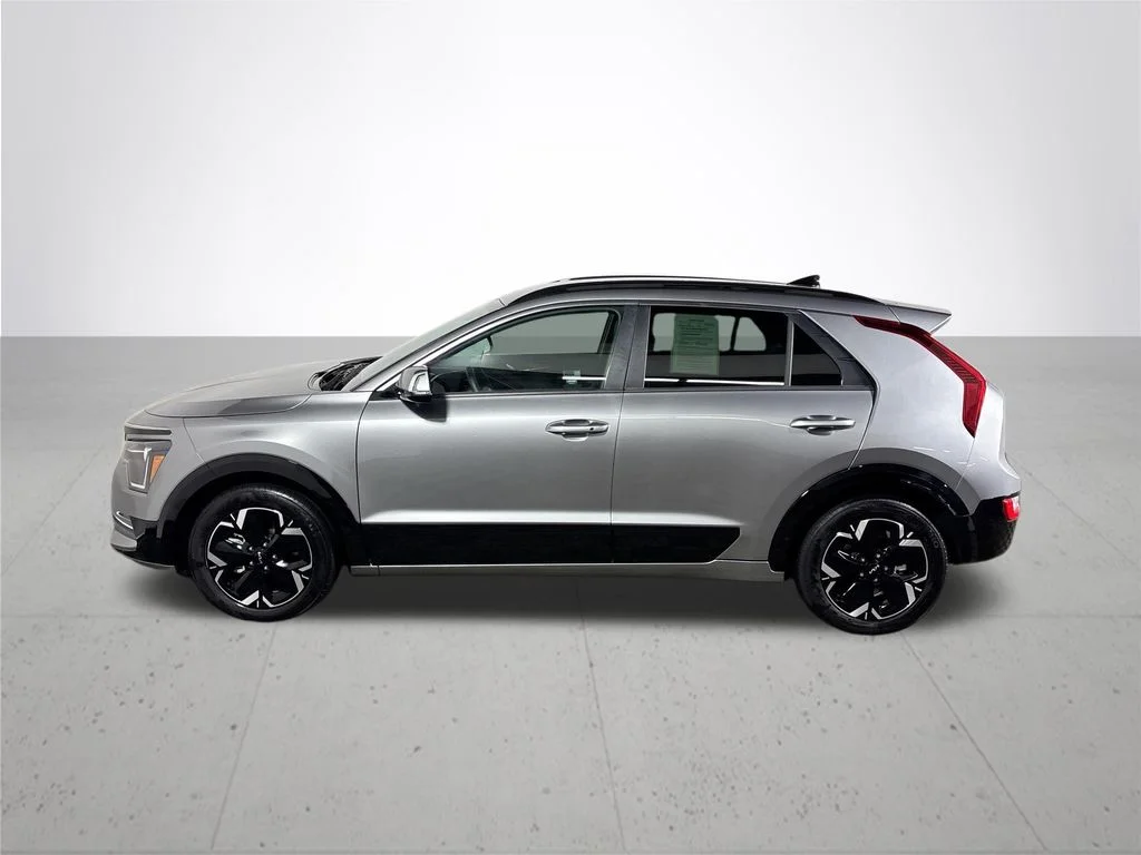 Used 2023 Gray Kia Wind image 9