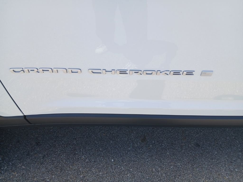New 2026 Bright White Clear-Coat Exterior Paint Jeep Laredo image 12