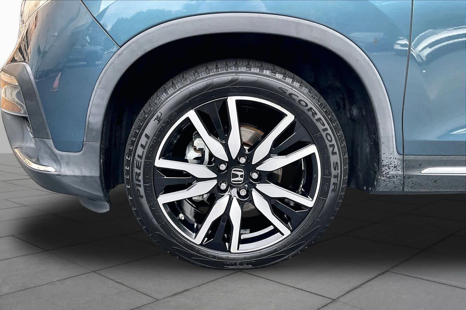Used 2019 Steel Sapphire Metallic Honda Touring 8-Passenger image 11