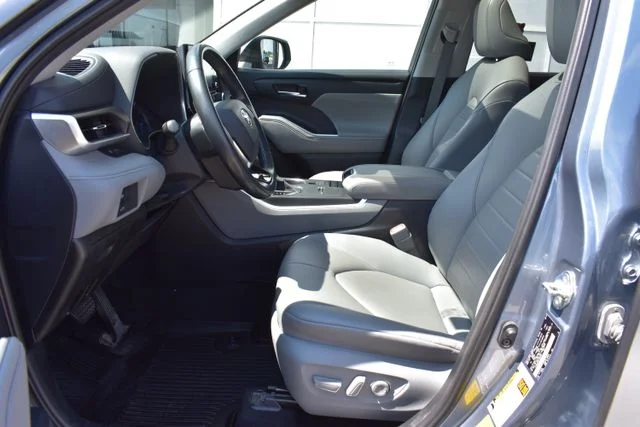 Used 2020 Blue Toyota XLE image 11