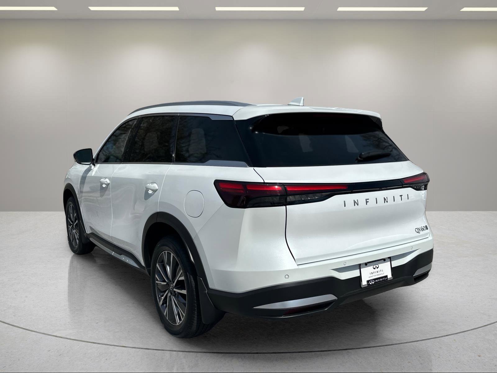 New 2026 Radiant White INFINITI LUXE image 3