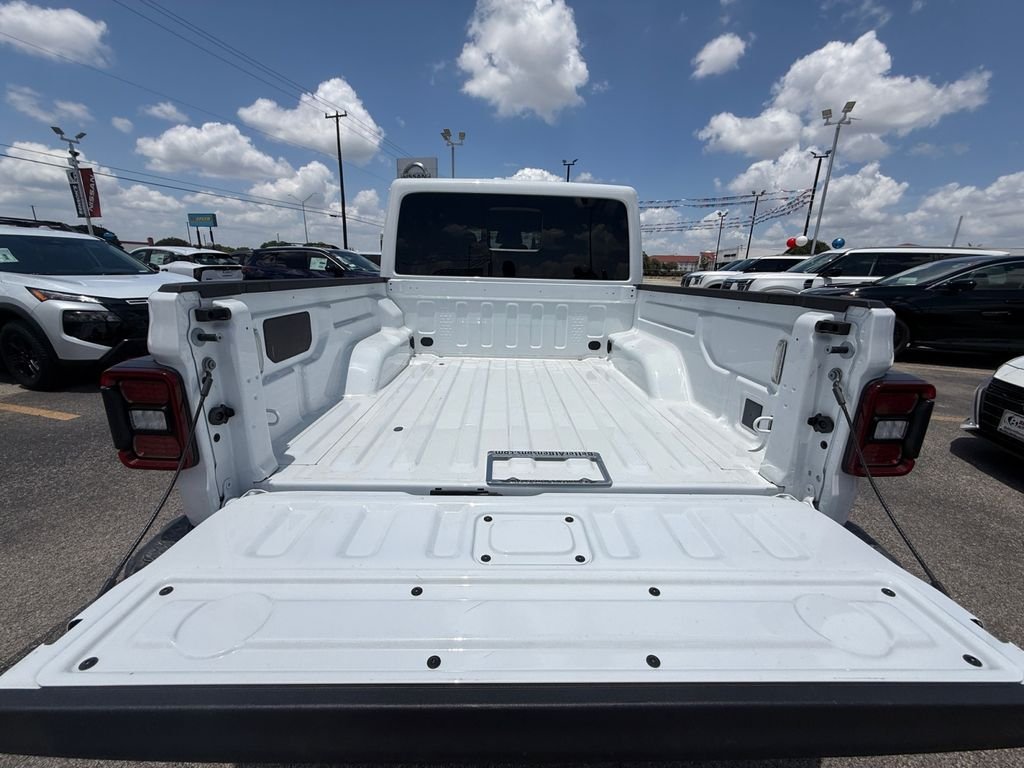 New 2026 Bright White Clear-Coat Exterior Paint Jeep Sport S image 19