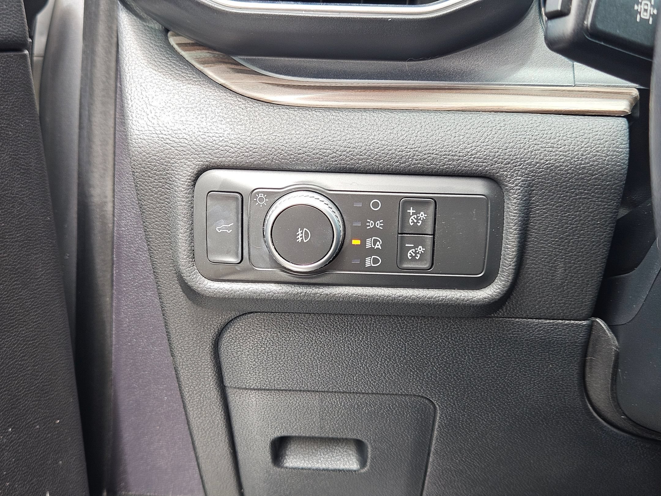 Used 2020 Silver Metallic Ford Limited image 19