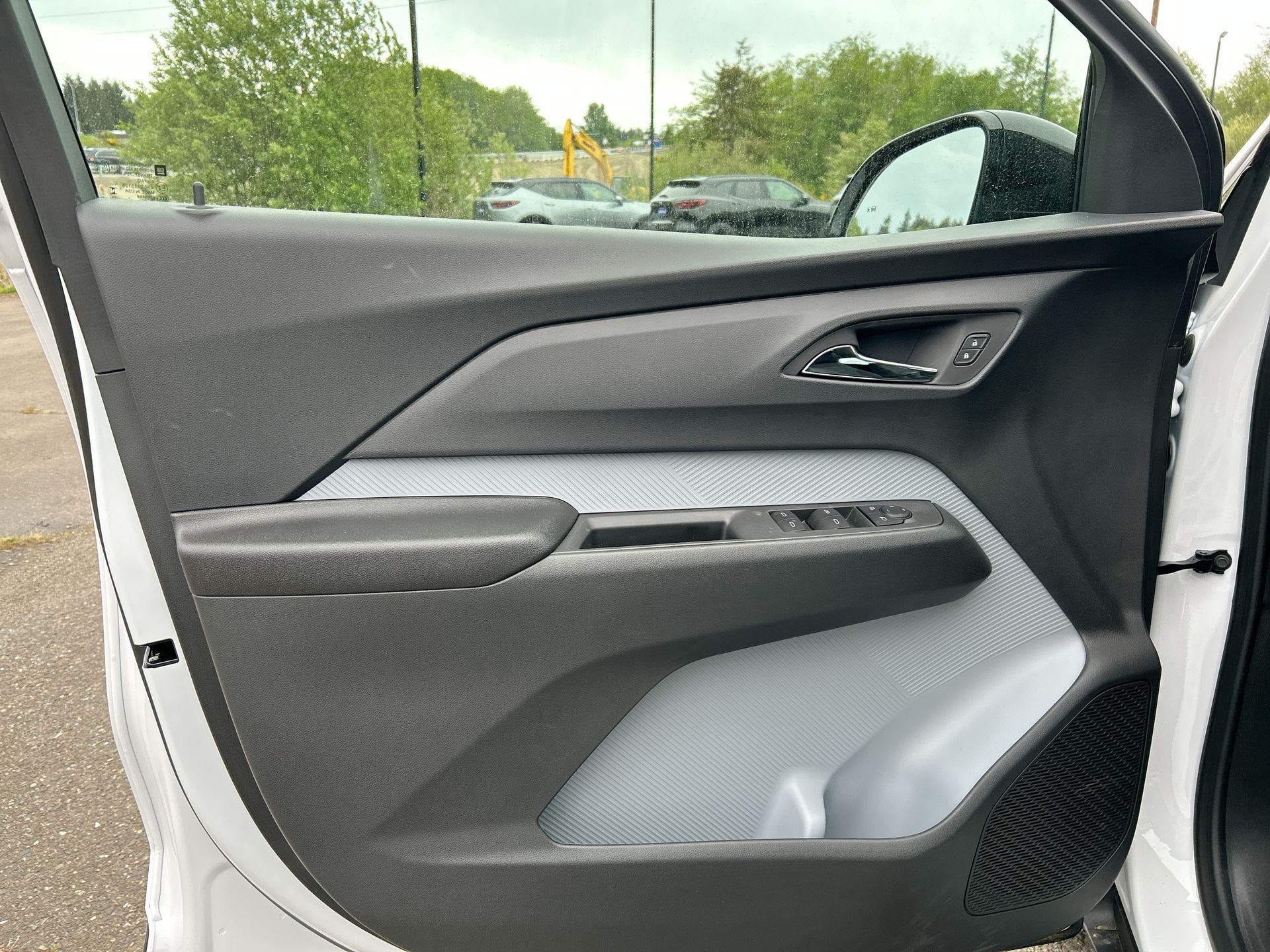 New 2027 Summit White Chevrolet LT image 21