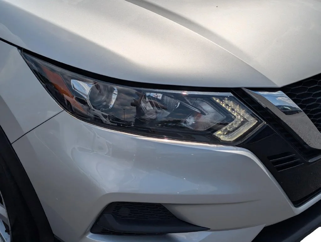 Used 2022 Brilliant Silve Nissan SV image 4
