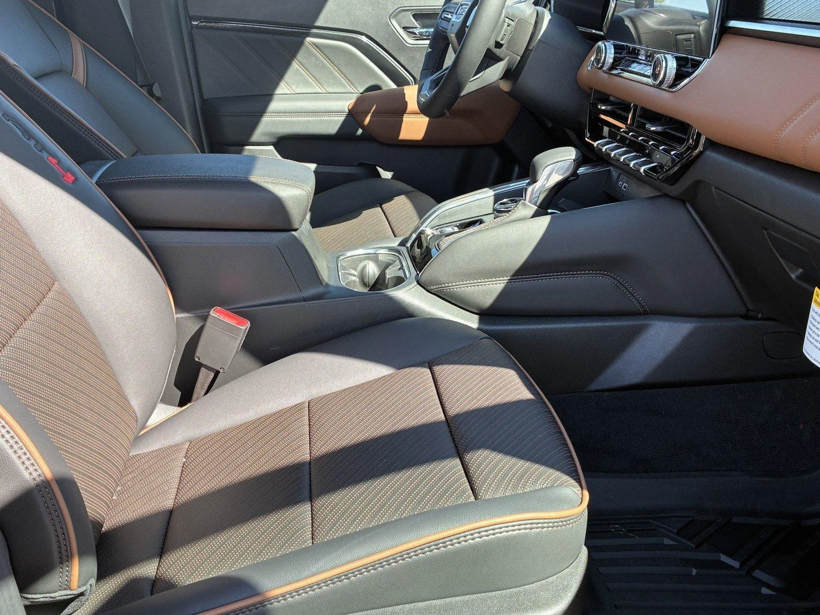 2026 GMC Canyon AT4 - Photo 7