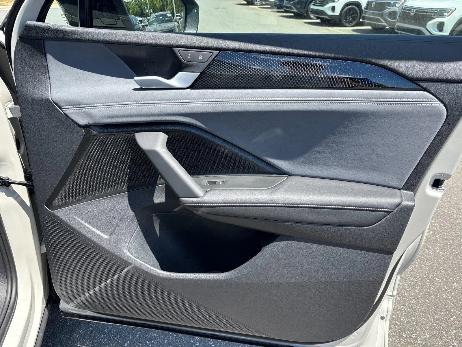 New 2026 sandstone with deep black roof Volkswagen SE R-Line Black image 38