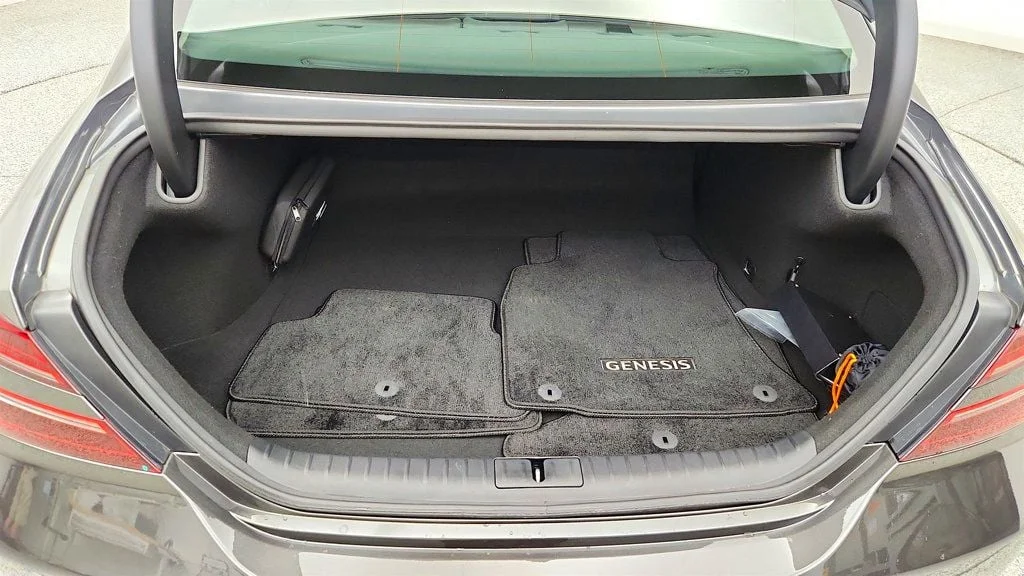 Used 2023 Makalu Gray Genesis 2.0T AWD image 22
