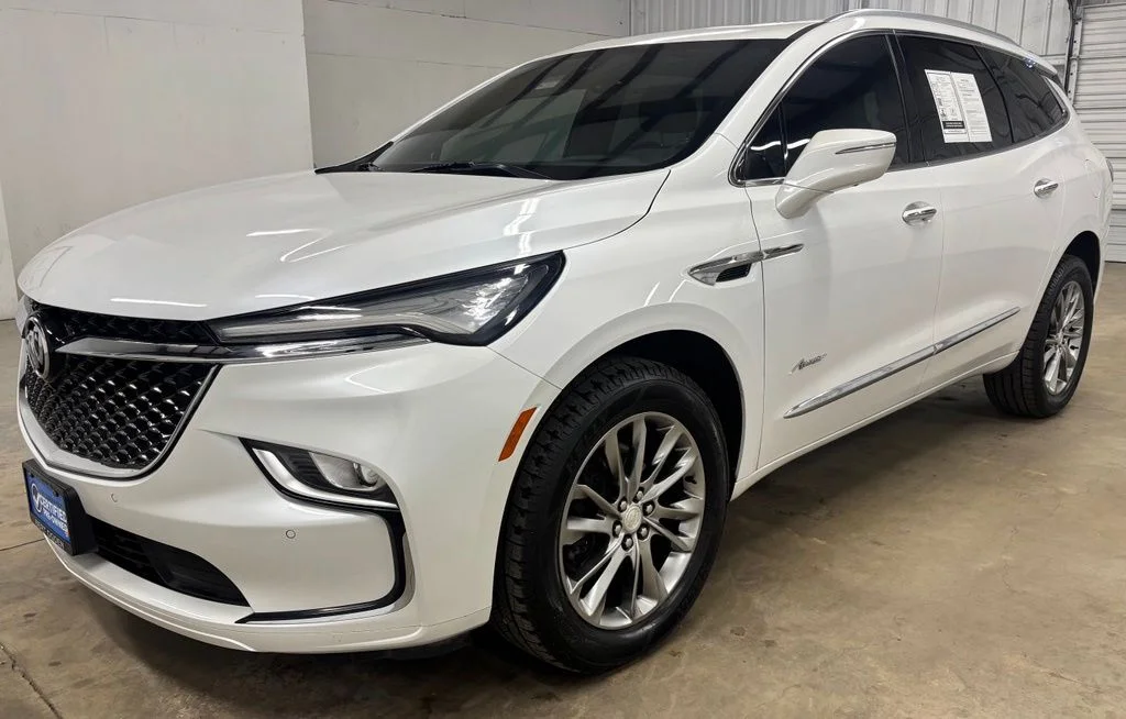 Used 2022 White Buick Avenir image 3