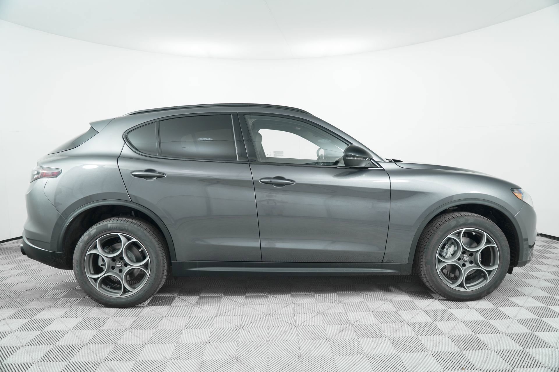 New 2025 Vesuvio Gray Metallic Exterior Paint Alfa Romeo Base image 8
