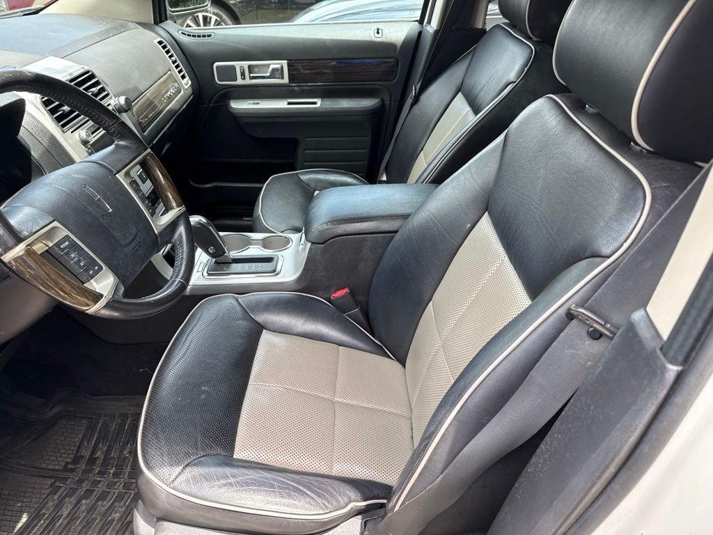 Used 2008 White Lincoln Base image 6