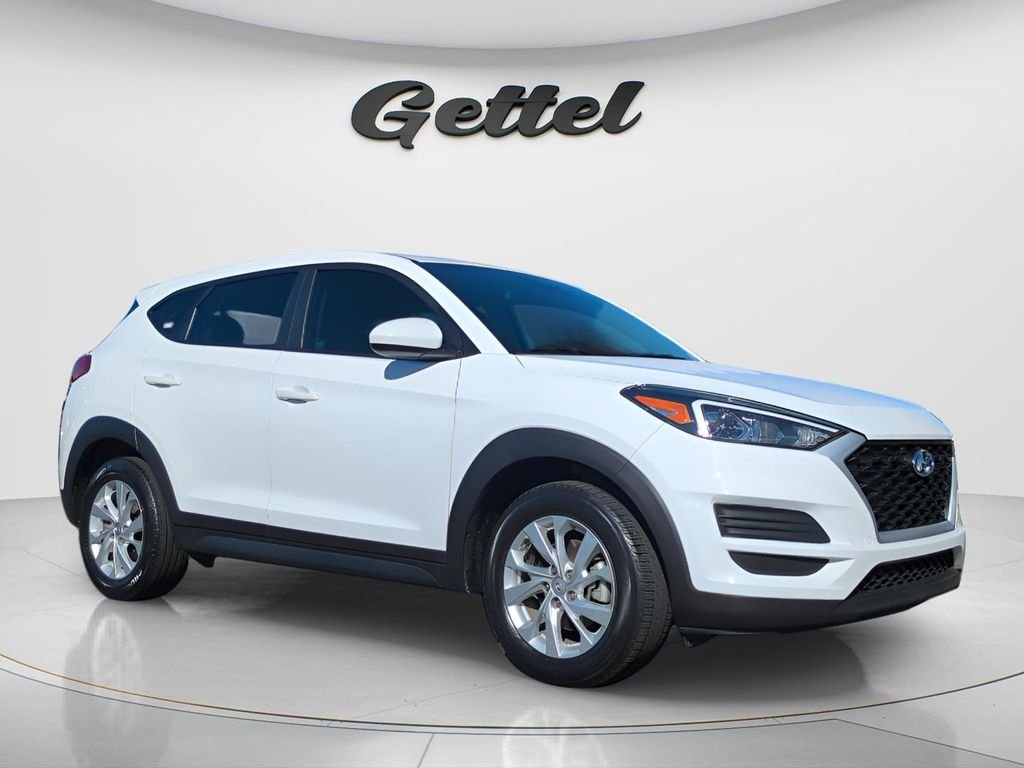 Used 2020 White Hyundai SE image 2