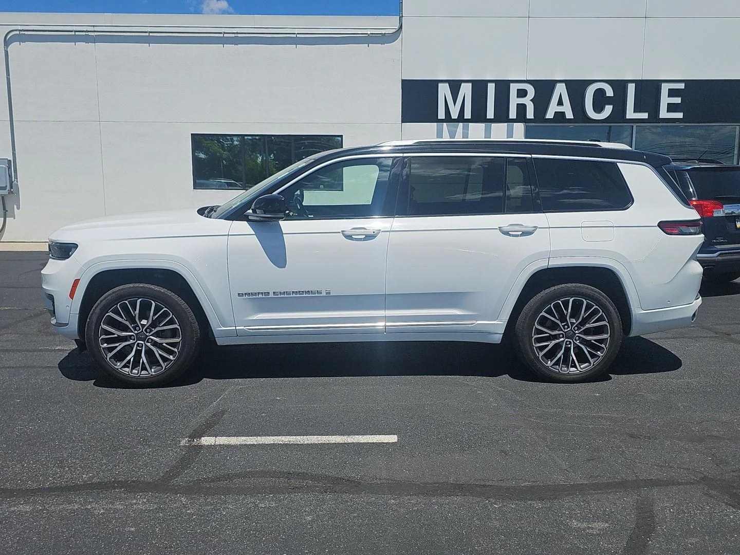 Used 2022 Bright White Clea Jeep Summit Reserve image 9