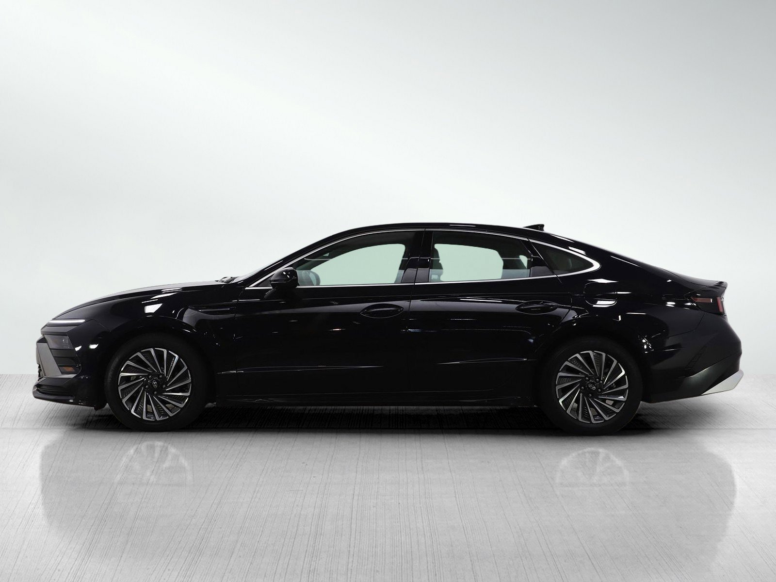 Used 2025 Hyundai Sonata Hybrid SEL with VIN KMHL34JJ2SA104923 for sale in Minneapolis, Minnesota