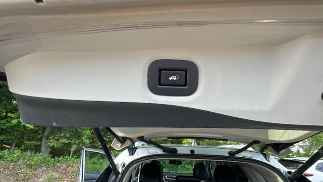 Used 2016 Silver Nissan SL image 32