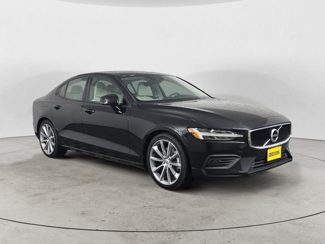 Used 2019 Black / Stone Volvo T5 Momentum image 3