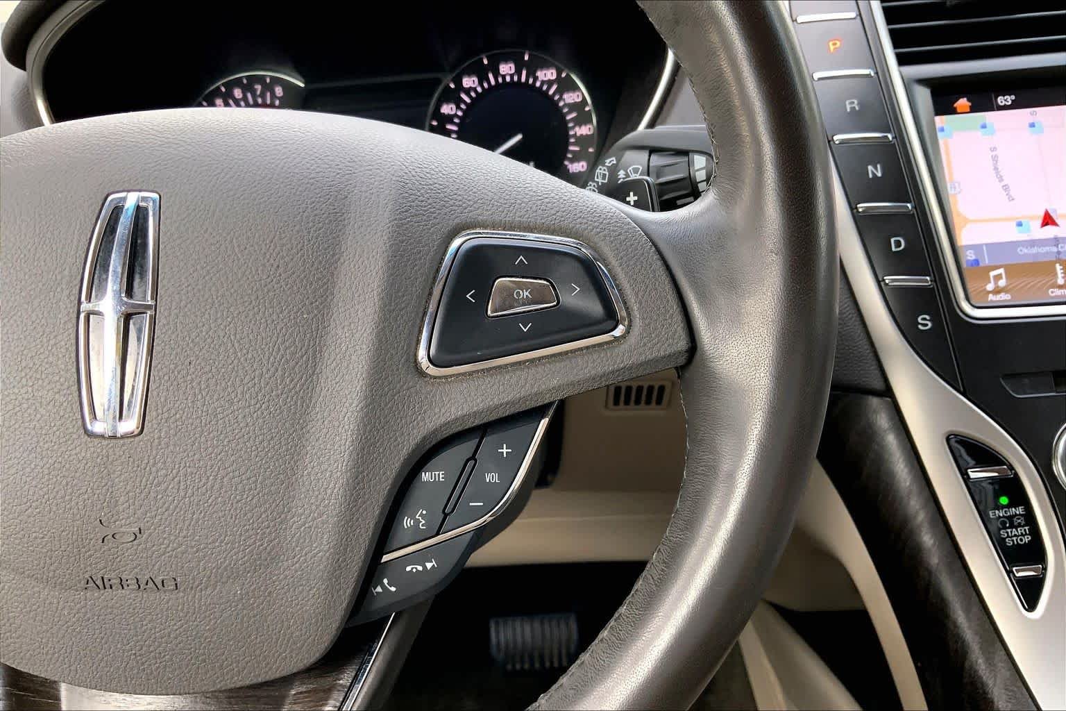 Used 2018 White Platinum Metallic Tri-Coat Lincoln Reserve image 24