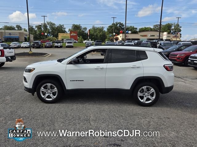 Used 2023 White Jeep Latitude image 4