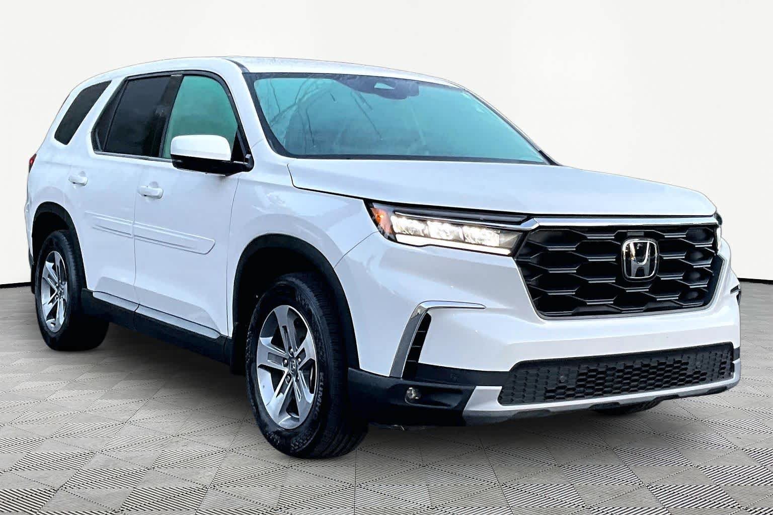 Used 2025 Platinum White Pearl Honda EX-L image 3
