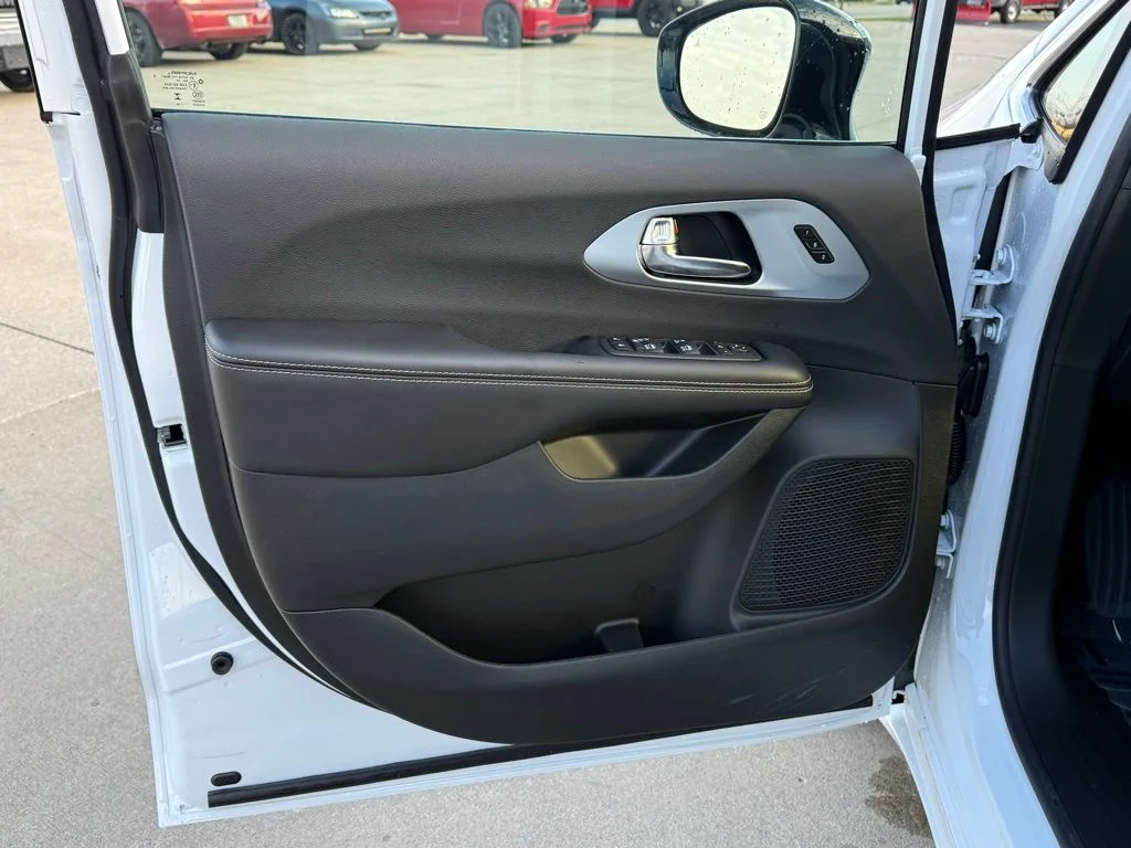New 2026 Bright White Clear-Coat Exterior Paint Chrysler Limited image 13