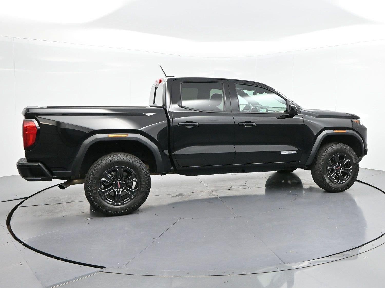 Used 2025 Onyx Black GMC Elevation image 8