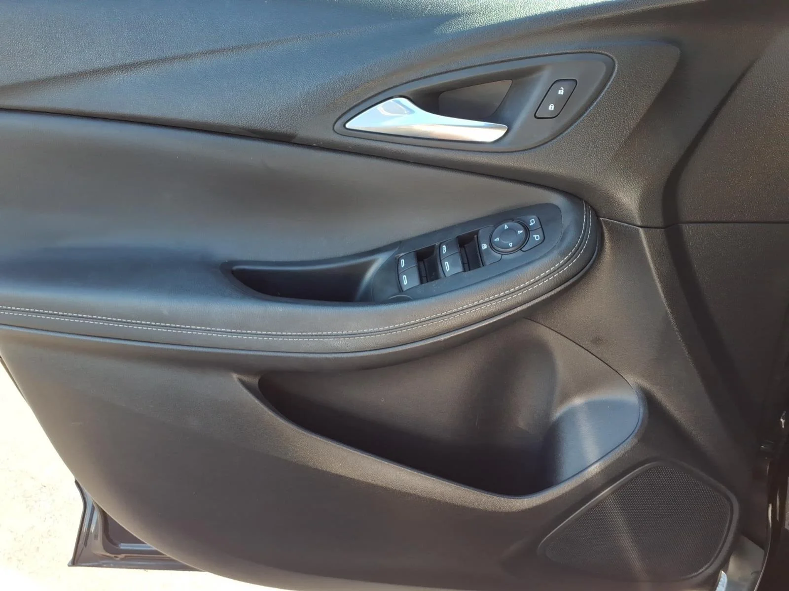 Used 2022 Ebony Twilight Metallic Buick Select image 22