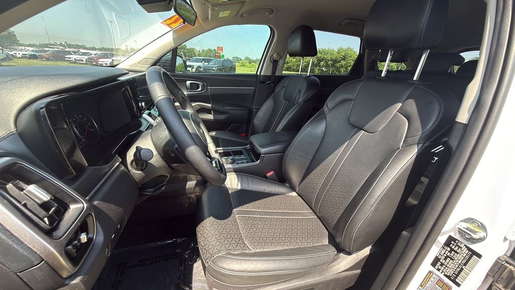Used 2022 White Kia S image 32
