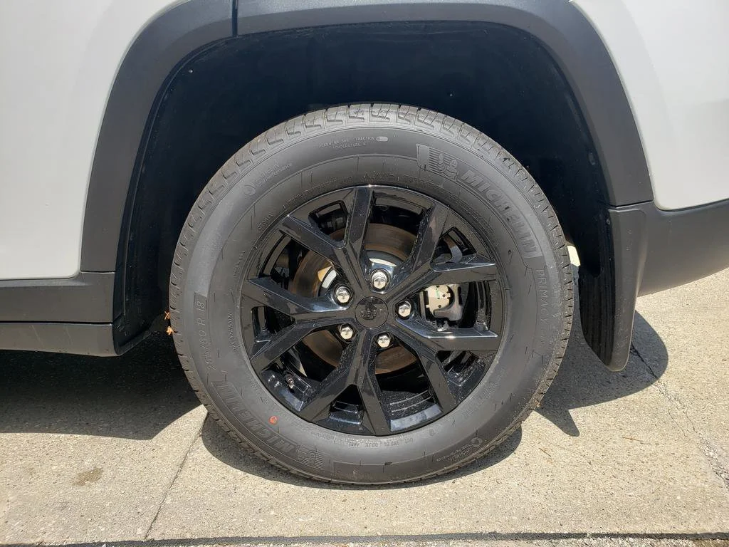 New 2026 Bright White Clearcoat Jeep Laredo Altitude image 24