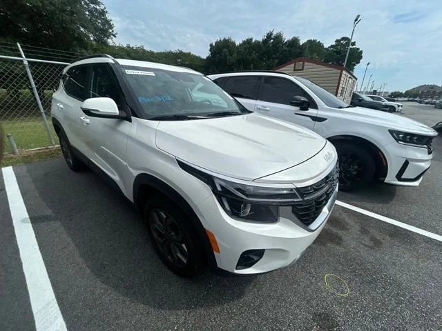 Used 2024 White Kia S image 1