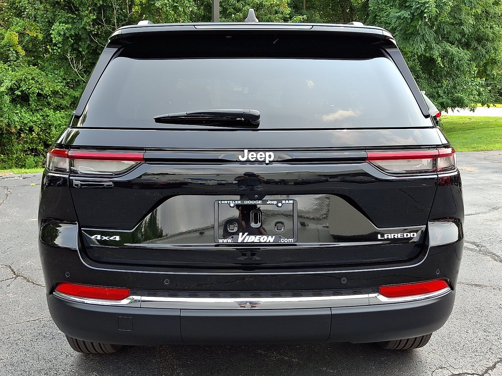 Certified Used 2024 Diamond Black Crystal Pearlcoat Jeep Laredo X image 5