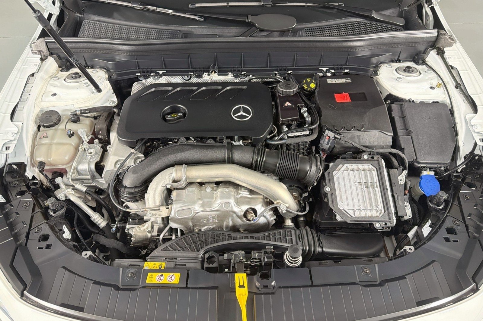 Used 2025 Polar White Mercedes-Benz GLB 250 image 10