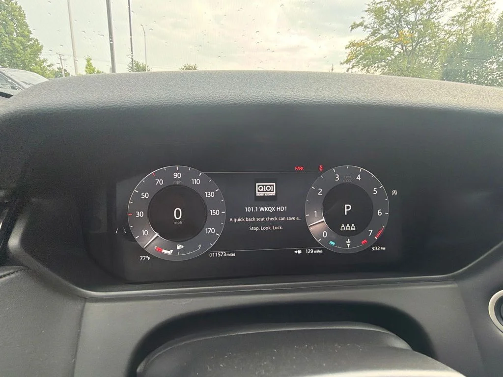 Used 2025 White Land Rover Dynamic HSE image 17