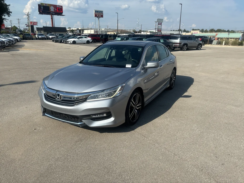 Used 2016 Lunar Silver Metallic Honda Touring image 3