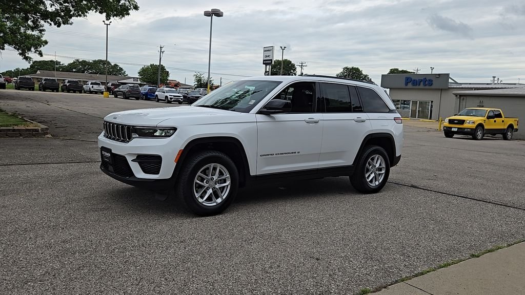 New 2026 Bright White Clear-Coat Exterior Paint Jeep Laredo X image 4