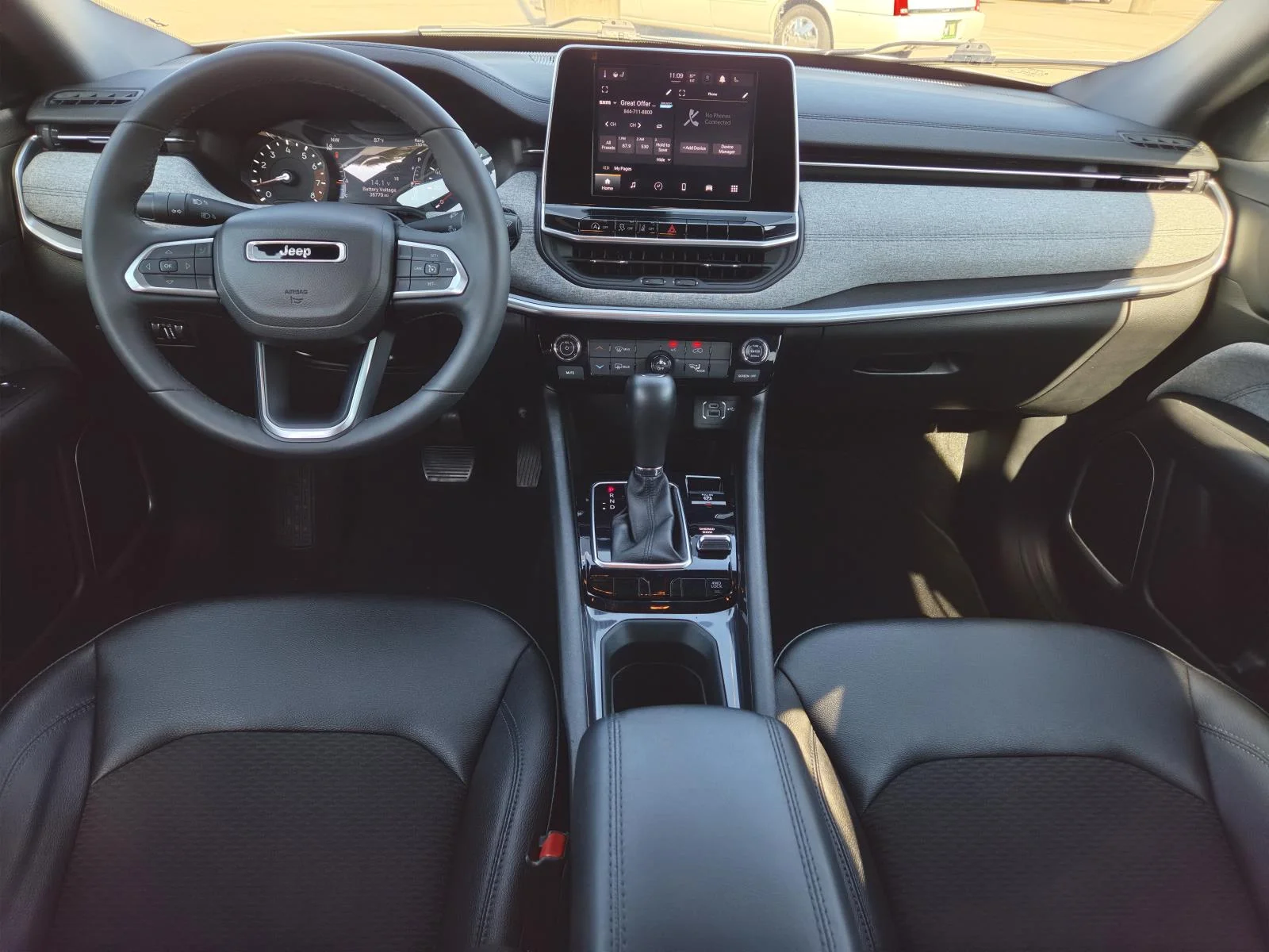 Used 2025 White/off-white Jeep Latitude 4x4 image 12