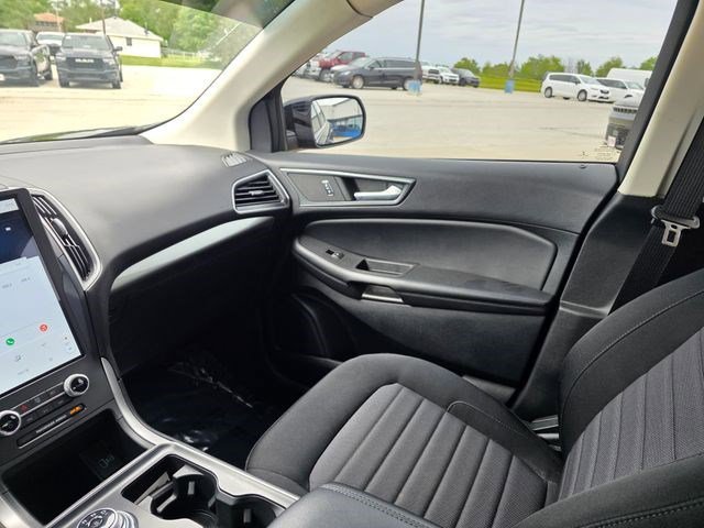 Used 2022 Black Metallic Ford SE image 32